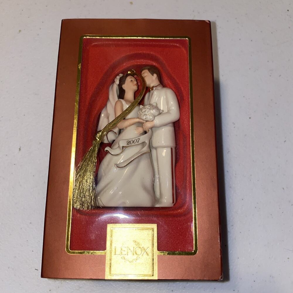 LENOX Bride & Groom 2007 Ornament Wedding Cake Topper ornament